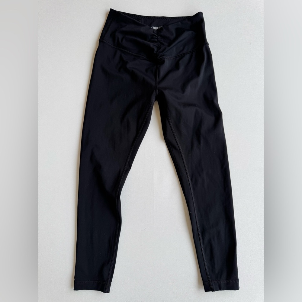 ✨Victorias Secret Sport Cropped Black V- Waisted Leggings✨
Size: Small - Picture 4 of 9